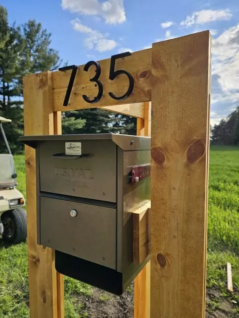 Salsbury Industries Silver Aluminum Roadside Mailbox - USPS Approved With Locking Doors